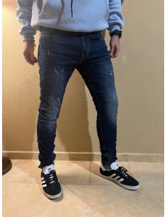 Jeans scuro con leggeri strappi